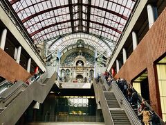 あっという間にアントワープ中央駅に到着しました。
鉄道を降りると、重厚な石造りの駅舎が！
