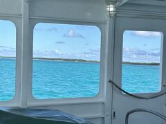 今回は、安栄観光さんの船
窓からの景色がきれいなので、
フルオープンの外の席で、海風にあたりながらの船旅です。