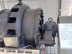 この場所に、琵琶湖疏水記念館があります。疎水事業の全般に渡って、資料のパネル展示や工具などが展示されています。
これは発電機…だったっけ？