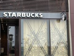 途中、調べてあったスターバックスを通ります
帰りに寄ります