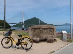 しまなみ海道サイクリング
おすすめ初心者コースの２つから、多々羅大橋コースを選びました。
https://www.jb-honshi.co.jp/shimanamicycling/course/index.html

大三島の道の駅 多々羅しまなみ公園をスタートし、多々羅大橋を渡って生口島の瀬戸田サンセットビーチまでの往復約10kmのコースです。

「サイクリストの聖地」記念碑の前で一枚。
カッコいい自転車ではなく、電動アシストのママチャリだから絵にならないわね(>_<)

上浦レンタサイクル
レンタサイクルは台数が多いので当日でも大概は大丈夫ですが、電動アシスト自転車は台数に限りがあるので、念の為WEB予約しておきました。

電動アシスト自転車は他のタイプより1000円高くて　￥4000/1日
2時間でも一律料金なので私達にとっては少し割高ですけど。
さぁ、出発！

11:30


