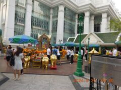 ツアー集合時刻までまだ時間があったので、途中にあるエラワン廟（プラ・プロム）に立ち寄り。ここは、願い事が叶うバンコク屈指のパワースポットとして有名な祠とのことで、朝からたくさんの人がお参りしてました。
