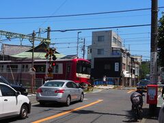 ５月１０日金曜日。１２時過ぎ。
京急の逗子・葉山駅前の踏切で電車ウォッチング。
