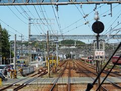 金沢八景―金沢文庫間の複々線区間。
左側へは総合車両製作所への引き込み線が分岐。
今は中央快速線用の新型2階建てグリーン車などをせっせと作っているらしい？