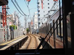 京急新子安駅、通過。
ホームの先端がとっても狭い。
先日、ここでフォートラ鉄道部の数名が「通過列車観察オフ会」をやっていたらしい
酔狂（超絶誉め言葉）の一言に尽きます　笑　笑