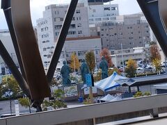 2日目：高知駅→窪川駅→土佐大正駅へ
高知駅のホームから駅前の三志士像の後ろ姿が良く見えます。