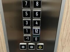 ホテルに戻ります。
私の部屋は２階（日本でいう3階）だったのですがエレベーターのボタン２が見つからず、あれ、、？
12を押したら2階に止まりました。どういうこと？笑