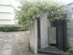 「近代文学発祥の地」碑かた小路を少し左にはいったところにある「菊富士ホテル跡」碑。
菊富士ホテルはかつてこの地にあったホテルで、大正３年（１９１４）に創業し、昭和１９年（１９４４）に営業終了、翌年東京大空襲で焼失しました。
多くの著名人が宿泊しており、碑の横には主な宿泊者の名前が刻まれています。
石川淳、尾崎士郎、坂口安吾、谷崎潤一郎などなど、豪華絢爛なラインナップです。


