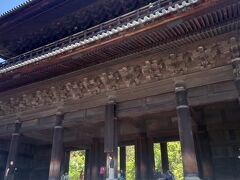 資料館を出た後、更に疏水を追って南禅寺に向かいます。
こちらは南禅寺大門。
　　