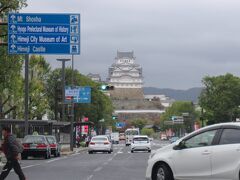 【16日目】11月6日（月）その3　曇り
あずきミュージアムの次は姫路城です。
姫路駅から大手前通りを北上すると、正面に姫路城が見えてきます。
道路標識が完全に英語のみでビックリ！
