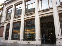 オルタ(Victor Horta)設計の中央駅や、トラム通り沿いの木製のウィンドウがステキな花屋(Rue Royale 13)を通り過ぎ、最初にやって来たのはマンガ博物館(ベルギー漫画センター Centre Belge de la Bande Dessinée)。

2005年1月にこの建物を見に来た時には、お隣りはどう見ても廃墟で、ちょっとこのあたりはアヤシイ感じだなあ…と思っておりましたが、今回はお隣りも工事が始まっていて、ずいぶんよくなった感じですね。