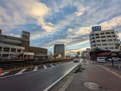 尾張瀬戸に到着
写真は瀬戸蔵の近くから

駅横に広い道路があり、商店街や陶器店が並びます
反対側の山側が窯元が集中するエリアでした。