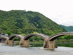 17年ぶりの錦帯橋です。
山の上には岩国城。