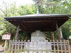 明治まで実際につかわれていた、日本最古といわれる石造湯釜。

宝珠の「南無阿弥陀仏」の名号は、一遍上人により刻まれたそう。
