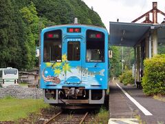 バスは各駅に寄りながら北河内駅に到着しました。
列車が待機しています。