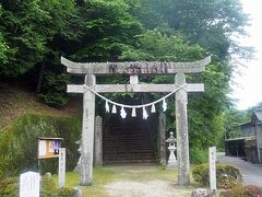 南河内駅は奥まで入れないようなので、神社の前で停車しました。
本殿は見えないけれどとても雰囲気のある鳥居と階段です。