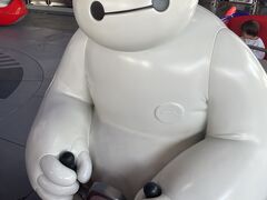 ドナルドのショー見るつもりがそのタイミングでベイマックのライドが最大140分だったのが50分に！
諦めてたのでそっちにダッシュ

140分は無理だけど50分なら頑張ろう

で、きっかり50分お父さんに待ってもらってその間に長男をトイレandポップコーンバケツ購入の旅へ

ライドはシンプルだけど動きが面白く音楽も何種もあって楽しいからそりゃ人気出るはず