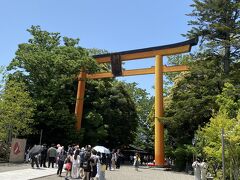 バスに乗って約20分。
川越氷川神社にやって来ました。
鳥居が大きいです。