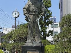 川越市役所の前には太田道灌の像があります。
