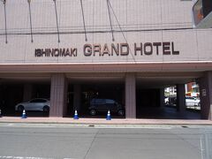 向かって左側に今日のお宿、
"石巻グランドホテル"があるヨ！
でもチェックインはまだまだだヨ。
今来たのは別の目的…。