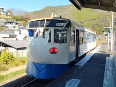 隣のホームには下り線宇和島行が止まっています。
予土線3兄弟の三男である「鉄道ホビートレイン」です。
「世界初の高速鉄道車両」といわれる0系新幹線をモチーフにした車両です。
先頭部の大きな丸い鼻のような形が可愛い出す。