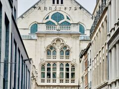  宝石店のスタッフが教えてくれた、必見の歴史的建物 Handelsbeurs Antwerpen.
1997年まで証券取引所として利用され、現在は修復工事を経てイベント会場として利用されています。
ヨーロッパ初の商品取引所でもあり、かつてダイヤモンド取引も行われていた場所です。

イベントのない時は、無料で一般公開されています。この日、たまたまオープンしていたので見学へ。

