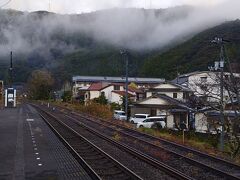 土佐大正駅から朝1番の列車　7:36発の窪川駅行きに乗ります。周りの山々が霧に包まれて神秘的です。