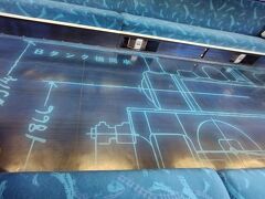 床にはＪＲ四国のルーツとなる「讃岐鉄道Ａ１形タンク機関車」 の形式図が青焼きのイメージで描かれています。
