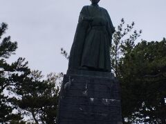 坂本龍馬さんの大きな像があります。