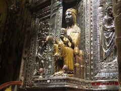 狭い入り口から部屋に入ると、左側に黒い聖母子像、通称ラ・モレネータがありました。膝の上に子供を載せて、左手に珠を持たれています。
