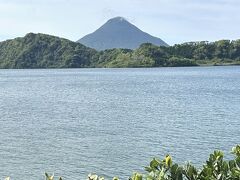 
池田湖は水深233m、日本で4番目に深い湖です。
一週間前に日本で一番深い湖である田沢湖へ行ってきたばかり、カルデラ湖に縁があるなぁ。

この後ツアーでは知覧の武家屋敷か特攻平和会館のどちらか選んだ方へ行きます。
