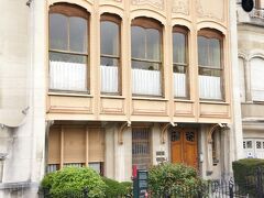 Van Eetvelde邸も通り過ぎちゃうのか。ここには入らないのね。ざんね～～～～～ん。
Av. Palmerston 4

ツアーの説明はフランス語と英語。イメージとしてはフランス語7：英語3という感じ。同じ内容をフランス語で言って、次に英語で、かな。
バスで通りながら、「右に見えているのが××で、左が○○です」と言われましても…。それに、どうもそのあたりの説明はフランス語だけっぽく、えっと「ごーしゅ」ってどっちだっけ…状態で知ってる建物以外は、わわわ！え！ここどこ？なのでした。