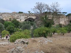 古代の石灰岩の採石場が残っています