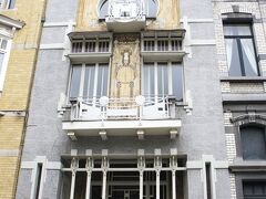 Fさんはギャラリーサンチュベール(Galeries Royales Saint Hubert)へお土産を買いに行きたい、ということで地下鉄に乗ってひとりこちらのコーシー邸(Maison Cauchie)へ。土日のみ公開されている、と聞いてきたので♪