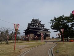「松江城 天守」が目の前に♪。

「松江城 天守」は、江戸時代前から国内に現存する１２天守のうちの一つ。
平面規模は２番目。
高さは３番目の規模です。
