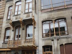 5時半の閉館まで、1時間もあるかな、というギリギリ時間に入ったオルタ美術館。
入ってすぐのクロークにカバンを預け、入場料7ユーロを払い、身軽なカッコで見学へ。
当時の様式からするとしょうがないとは思うんですけど、階段の多いお宅ですよね。ここ。バリアブルだなあ。
概観は鉄細工が目立つ気もするんですけど、中は木が多用されていてとっても柔らかい感じですね。なでた～い♪

外に出たら閉館時間で、ガラガラと窓のシャッターが閉まっちゃいました。
オルタ美術館は現在では予約必須のようです。狭いお宅なので並んで待つよりはいいかな。