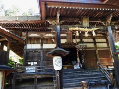 新西国三十三霊場第１４番札所　根本山 神峰山寺 本堂
　〝・・・毘沙門天を本尊とする。寺伝によれば、役行者小角（えんのぎょうじゃおずぬ）が開山し、宝亀年間（７７０頃）に開成皇子が創建したという。
　当時は仏教の聖地として、比叡山や葛城山と並ぶ７高山のひとつに数えられ、僧坊２１・寺領１,３００石に及んだ。・・・”