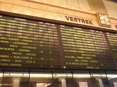 ホテルを8時過ぎにはチェックアウトし、路線バスで中央駅へ。バスは低床タイプなので、スーツケースがあってもそれほど乗り降りが大変じゃなかったかも。これが古いタイプのトラムだったりすると、3段ぐらい上がらなくちゃいけないので大変なんですよね。
窓口で「空港まで2枚ください」と切符を購入。5.40ユーロでした。
あ～、この電光掲示板も今は様変わりしてるんだろうなあ。ドット文字なんて、もはや無いですよね。