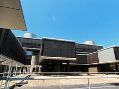 目指すバラ園に近い日本庭園前駐車場に入れ、先ずは昼食とします。国立民族学博物館１階のレストランに向かいます。