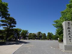 車は置きっぱなしで、歩いて5.6分で国宝松本城に到着