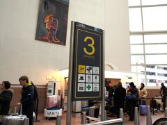 地下1階のホームから、上へ上へ、出発ロビー階へ上がり、まずはチェックインです。