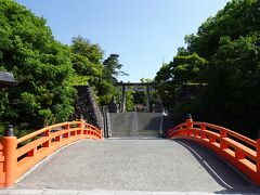 武田神社は武田信玄公をご神祭として、1919年大正8年に建立されました。
この地は戦国武将　武田三代　武田信虎、信玄、勝頼が63年に渡り過ごした館のあった場所です。信玄の父18代当主信虎は、水害に遭う石和から扇状地である甲府の地に館を1519年に築きました。三方を山に囲まれ、水はけも良い地に造られた館の別名は躑躅ケ崎館と言われています。
