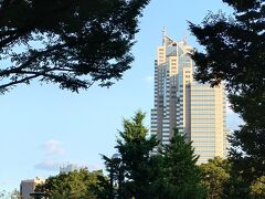 当日は新宿3丁目の伊勢丹に寄ってからパークハイアットへ。こちらは隣の新宿中央公園からの新宿パークタワー。てっぺんが三段の高さになっているのが特徴です。
