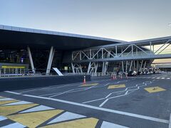 1.空港→市内
サンティアゴ空港から市内へはバス、Uber、ミニバスから選択。

バス→バス停近くの宿やバスターミナルに直接移動する場合に便利。メトロ乗換も可能。但し時間かかるし、座れる保証はない、夜間はおすすめできない。
Uber→バス停から宿が遠い、早く移動したい、荷物が多い、夜間の移動に便利。但しピックアップ場所が難なのでミニバスもありなのかも。

Uberは便利でいいのですが、乗り場が立体駐車場の中。
Uberとタクシーが仲が悪いため、駐車場にまぎれて乗車するような感じです。。
運転手とのやり取りがあって無事乗れましたが、わかりにくいです。

実際にMercure Santiago Centro（Santa Lucía駅）まで乗った時は、21:44乗車、22:02着、CLP18,110+チップでした。