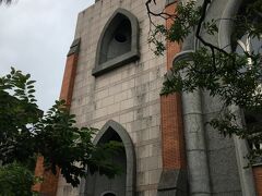 真理大学理学堂大書院は、1872年にカナダ人宣教師の馬偕（マッカイ）博士が台湾にやってきた当時、宣教師もいなければ教会もない状況でした。そのため、淡水を宣教、医療と教育の基地に決め活動し始めたのでした。開校された学校は「理学堂大書院」と名付けられ、教会が宣教を育んだり、医療と教育の場となりました。