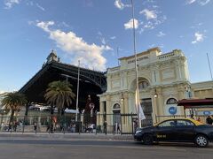 3.中央駅周辺

サンティアゴ中央駅から概ね東に向かって旅行記を書いていきます。

エッフェル塔のエッフェルが設計したサンティアゴ中央駅。
美しくてもっとよく眺めていたいですが、この中央駅からバスターミナル（アラメダ、サンティアゴ）にかけては安全とは程遠く、お世辞にも「南米の中でも治安がいい」などという環境ではありません。このエリアで実際に被害にあった話も他の方のブログにありました。
このあたりは恐らく観光客が来そうなエリアのうち最も危険と思われ、散策しないことをお勧めします。
車で信号待ちするときは特に窓を閉めてドアはロック。
訪問直後の2024年1月に、ここの区長が軍に治安維持の要請をしています。