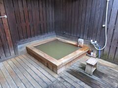 本日は朝風呂からスタートです。源泉湯宿 天翔の部屋付露天風呂。