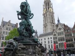 ブラボーの噴水
このまちで暴挙を繰り返す巨人の手（ant)を切り落として投げた(werpen)、ローマの戦士ブラボーの像と噴水。この物語がアントワープの地名の由来なんですって。