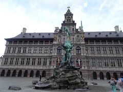 ブラボーの噴水の後ろは市庁舎。こんなところで働ける公務員、羨ましい。