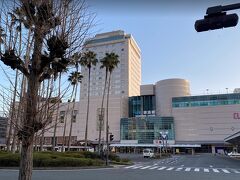 徳島駅まで来ました。駅ビルが薄っすらと朝日を浴びてます。